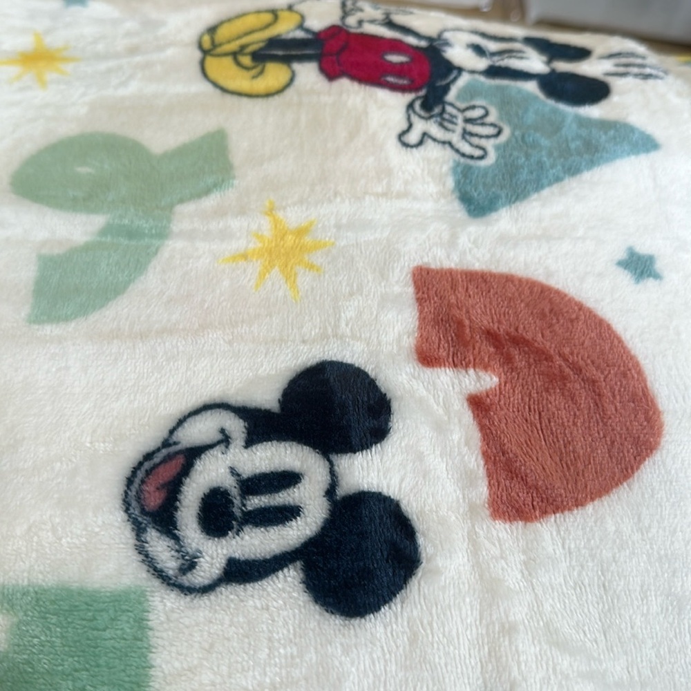 Mickey Mouse plush throw - Picture 10 of 11